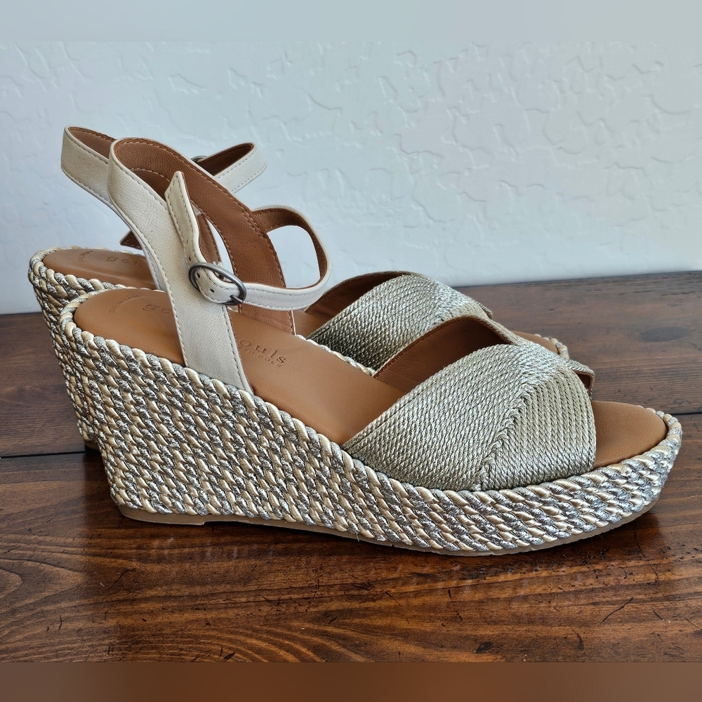 Kenneth Cole gentle Souls Siver & Gold Metallic Wedge Sandals Women's Sz 9 NWOB